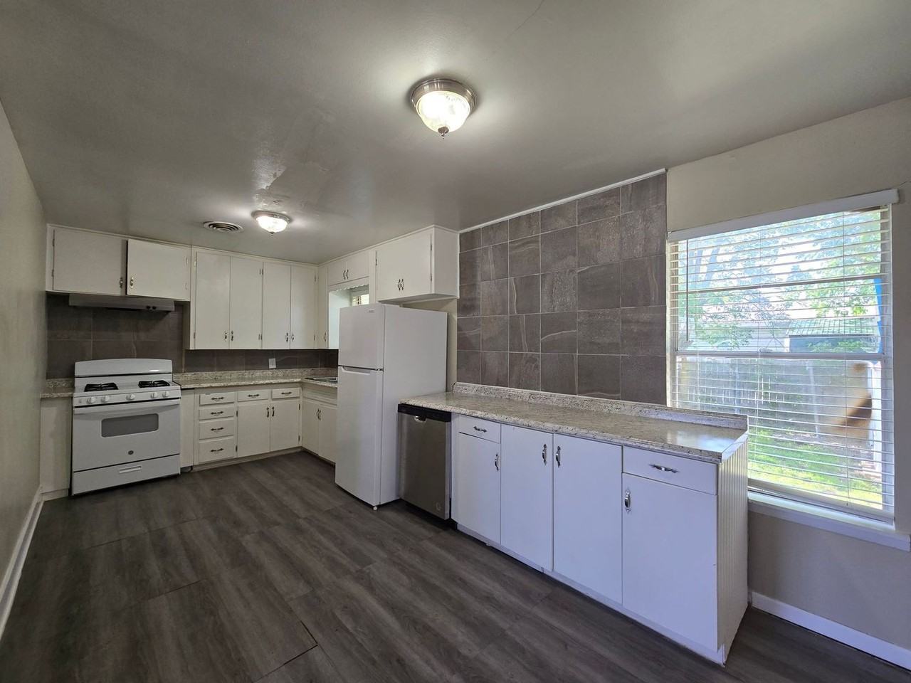 208 W Anderson Ave - Photo 3 of 23