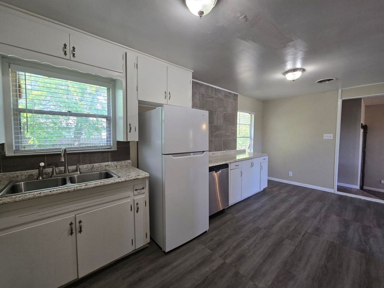 208 W Anderson Ave - Photo 4 of 23