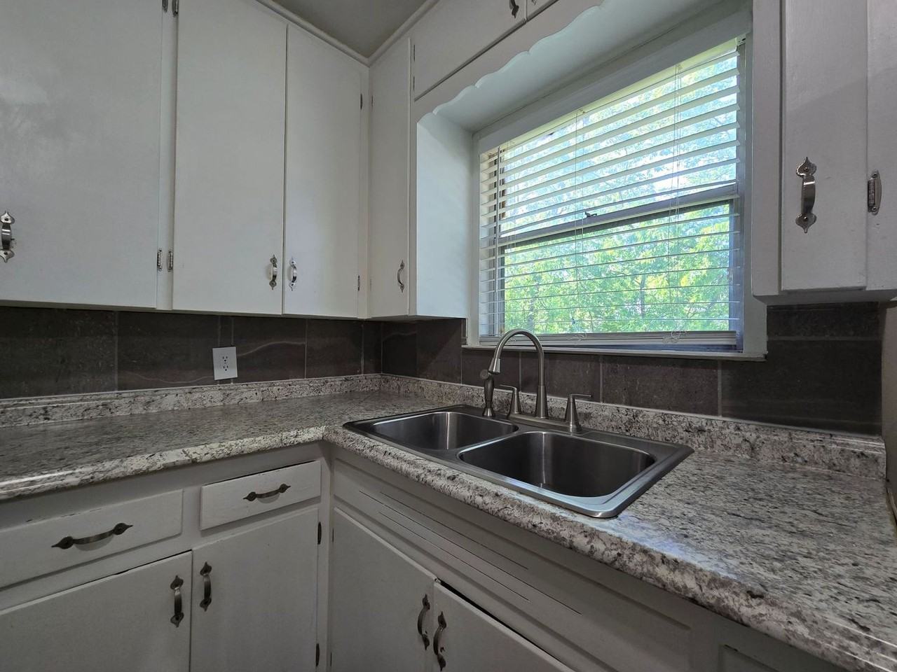 208 W Anderson Ave - Photo 5 of 23