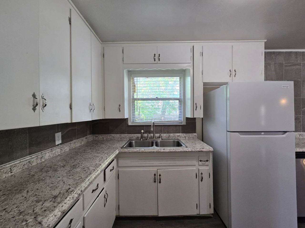 208 W Anderson Ave - Photo 6 of 23