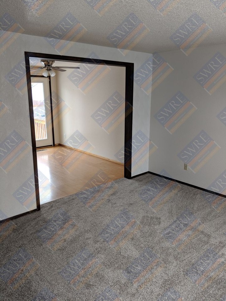602 Midway St - Photo 3 of 18