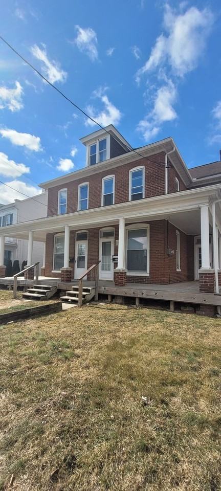 138 N Market St - Photo 2 of 24