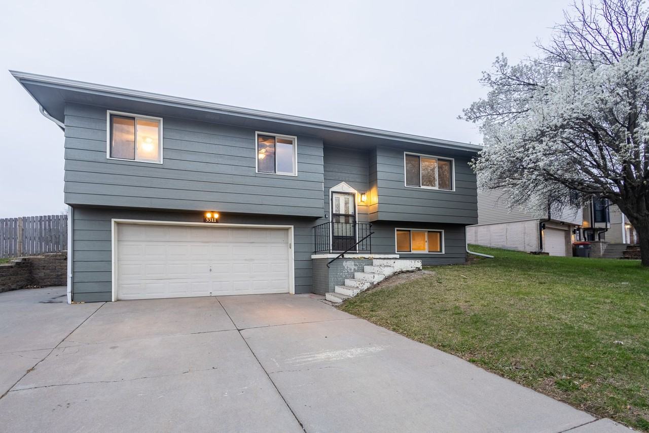 5311 W Goodwin Cir - Photo 2 of 23