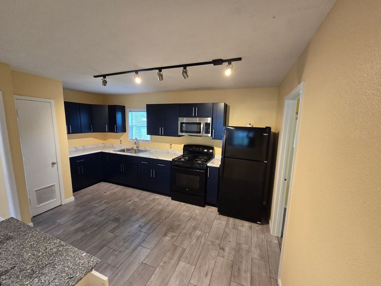 208 Harris St - Photo 3 of 13