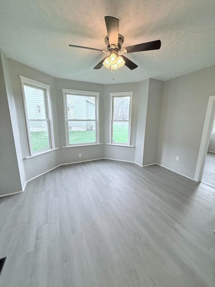 422 E Reynolds St - Photo 7 of 12