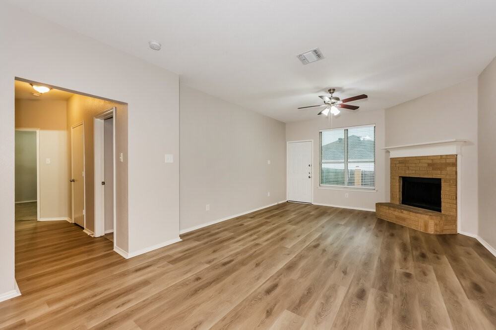 9920 Legacy Dr - Photo 3 of 16