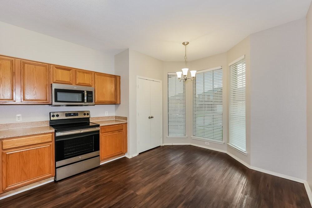 9920 Legacy Dr - Photo 6 of 16