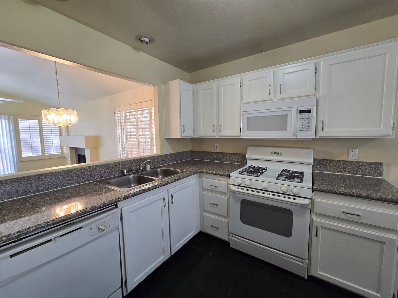 2417 Bloomington Dr - Photo 4 of 22