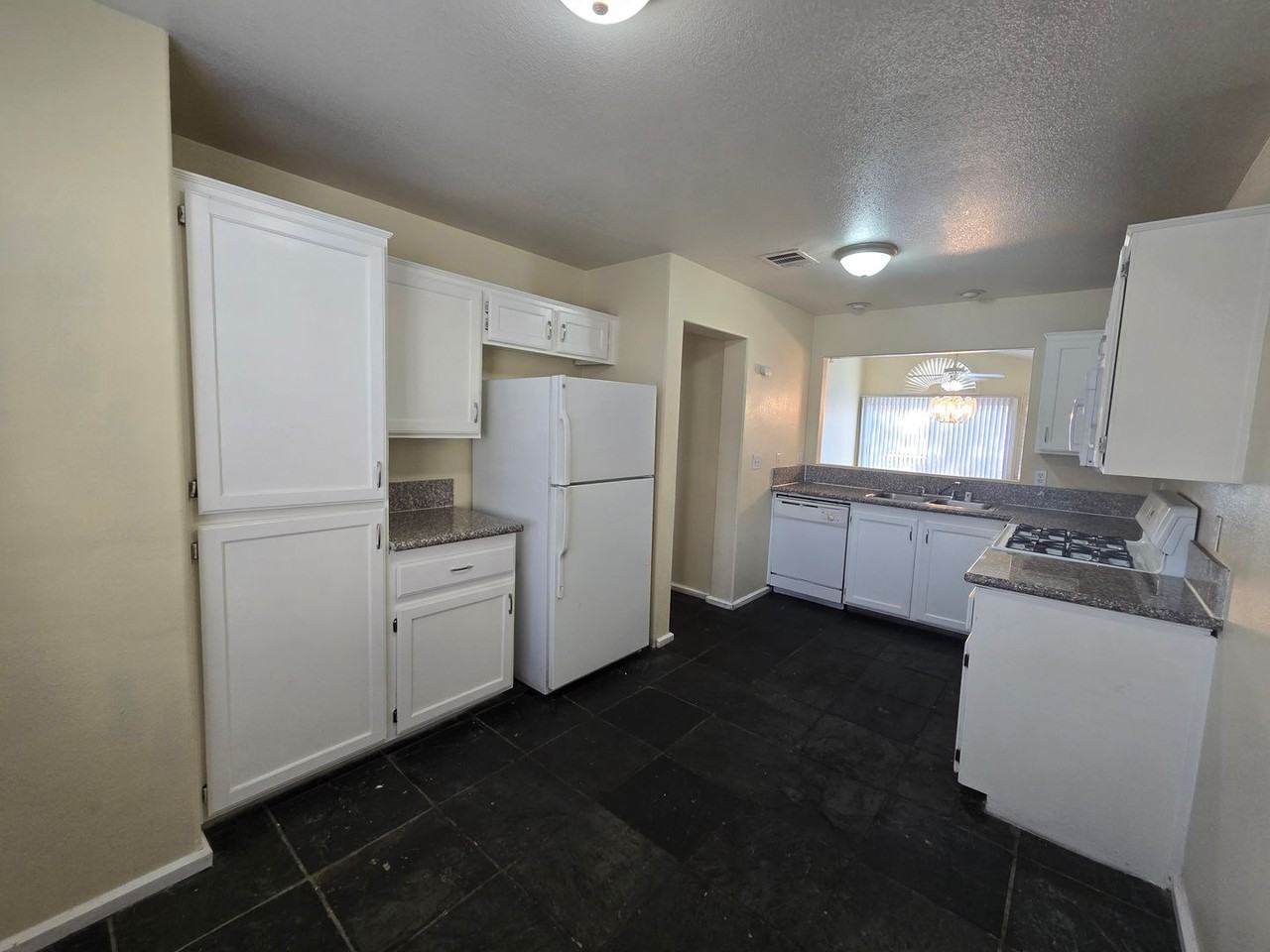 2417 Bloomington Dr - Photo 5 of 22