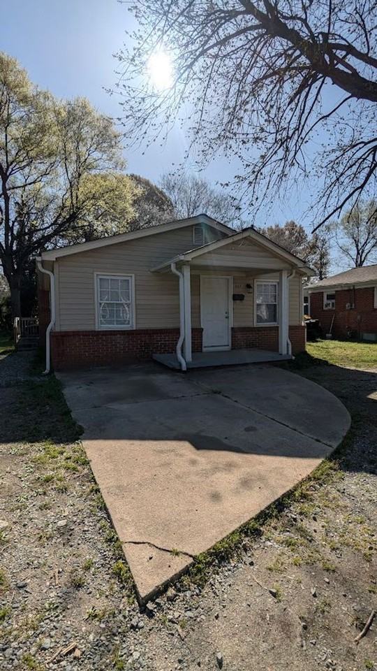 907 Bennett St - Photo 2 of 28