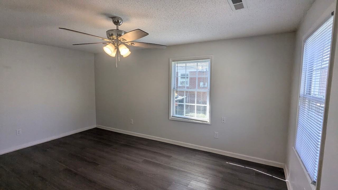 907 Bennett St - Photo 4 of 28
