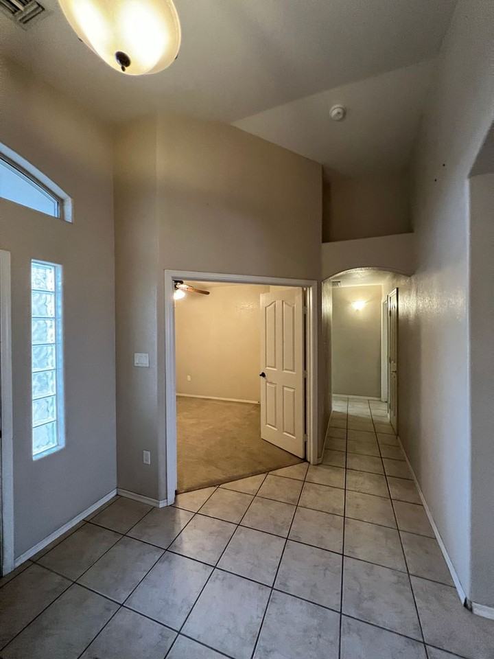 10574 E 34th St - Photo 3 of 32