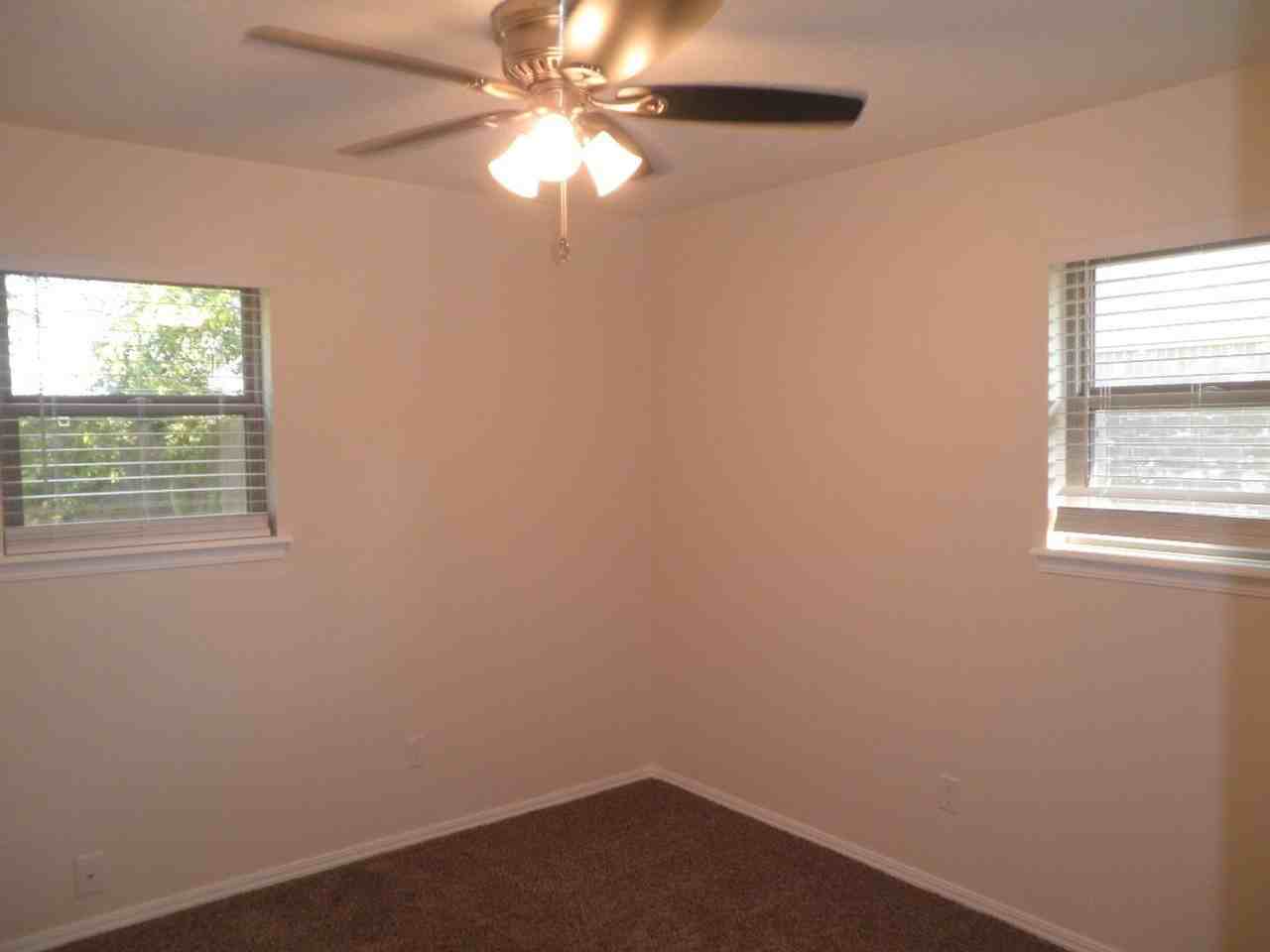 1417 Oakcrest Ave - Photo 3 of 21