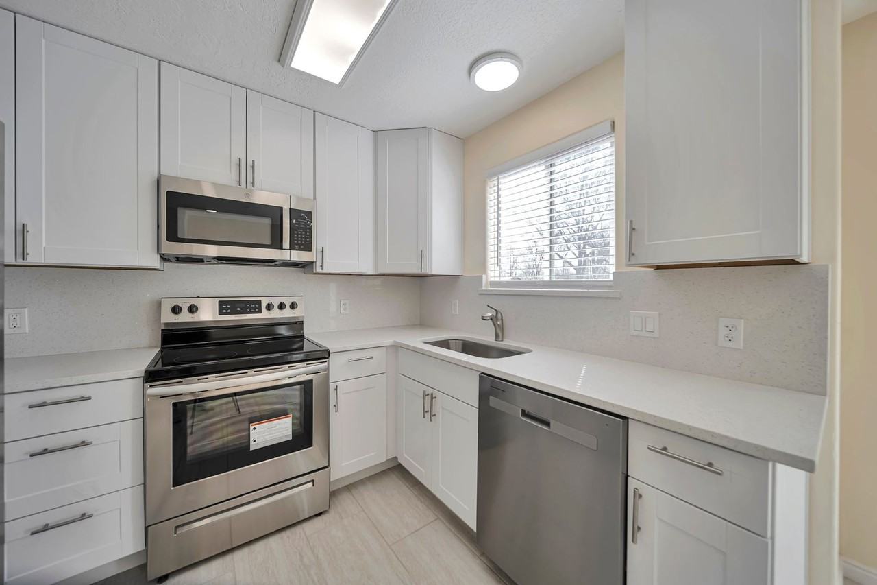 2255 W Red Robin Rd - Photo 2 of 26