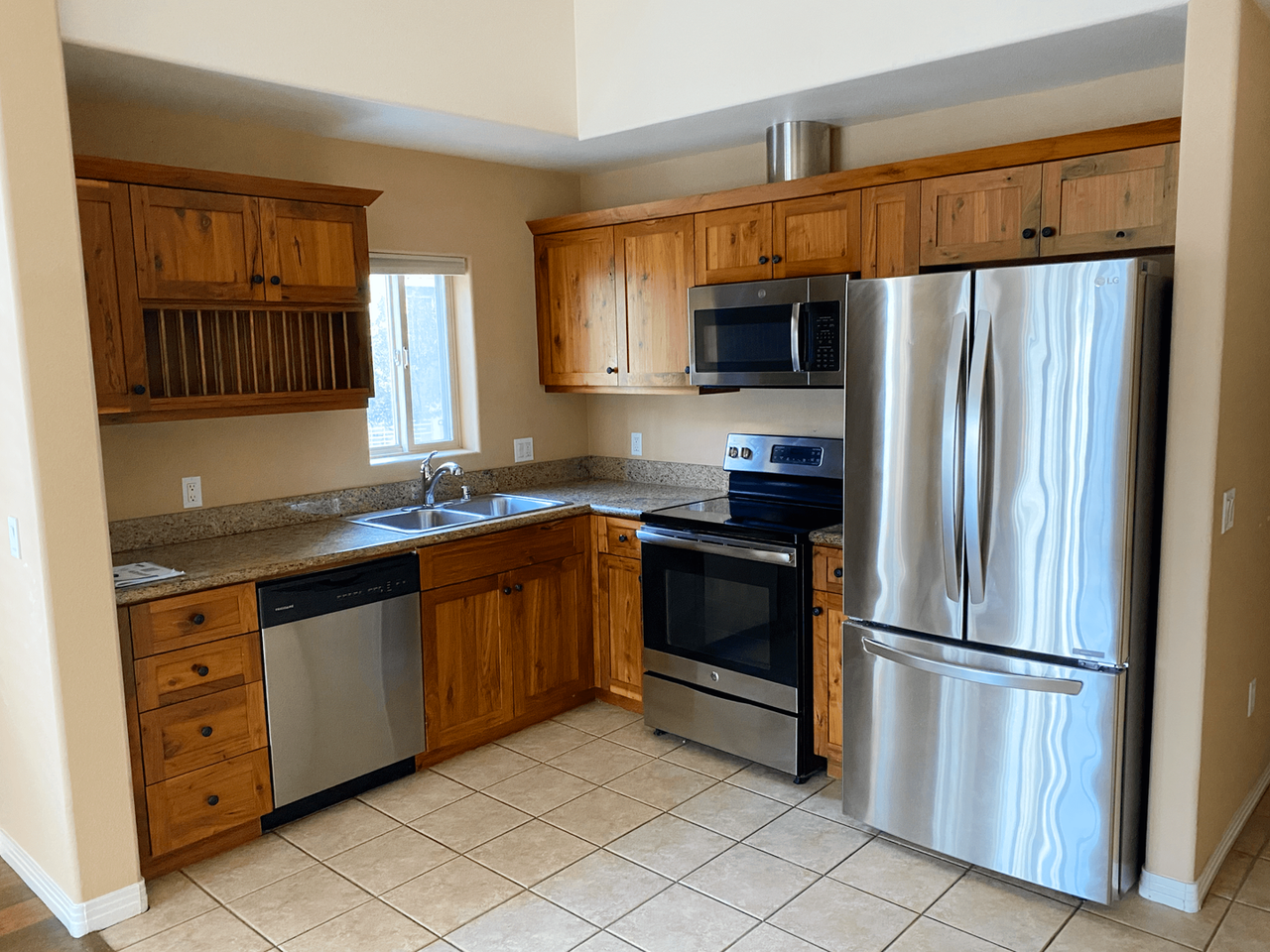 801 W Hawthorn St #102 - Photo 2 of 22