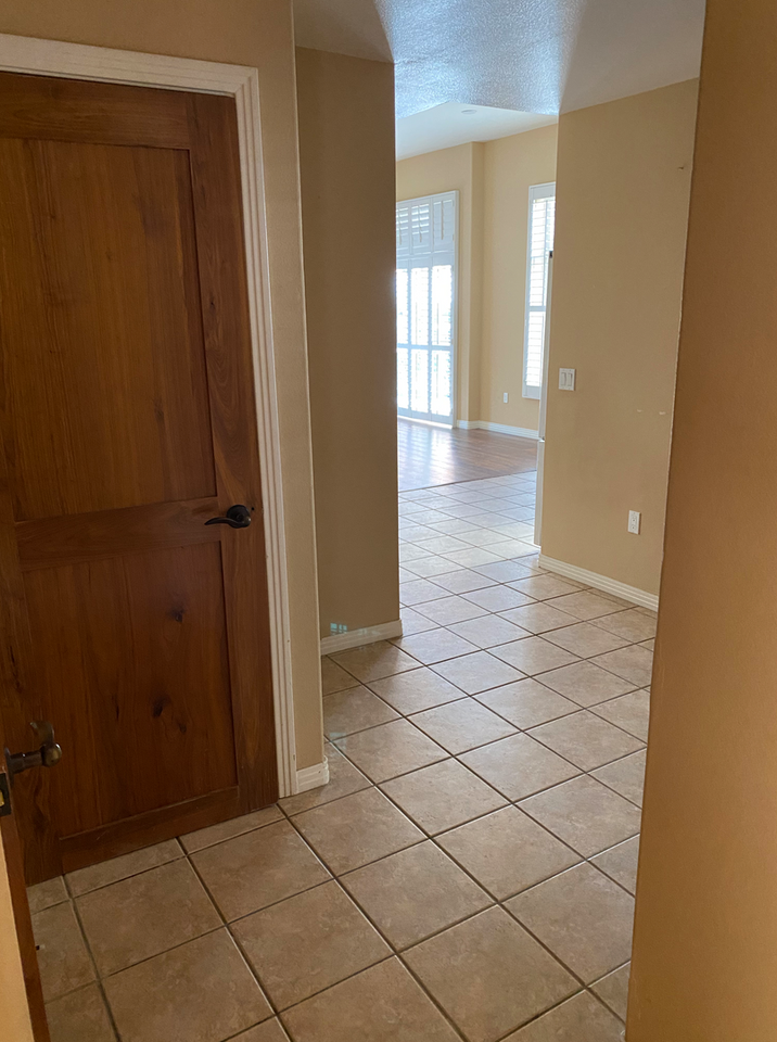 801 W Hawthorn St #102 - Photo 3 of 22