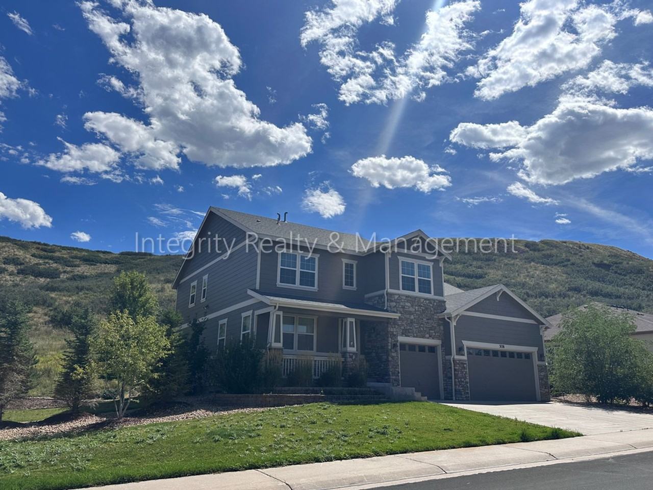 3138 Mccracken Ln - Photo 2 of 50
