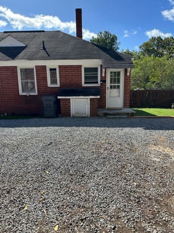 215 Carson Ln - Photo 2 of 33