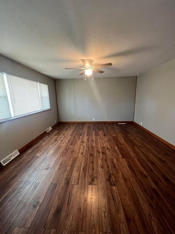 713 Locust St - Photo 3 of 17