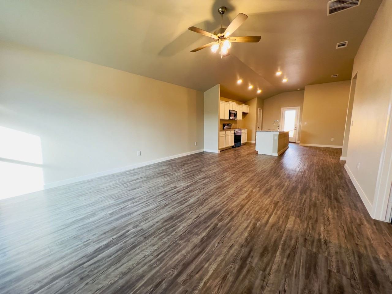 3208 Abbeville Ave - Photo 5 of 18