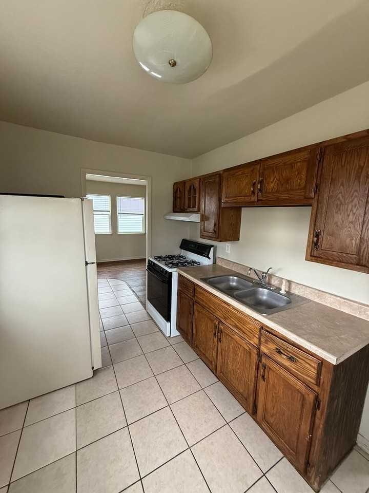 726 N Webster Cir W - Photo 2 of 5