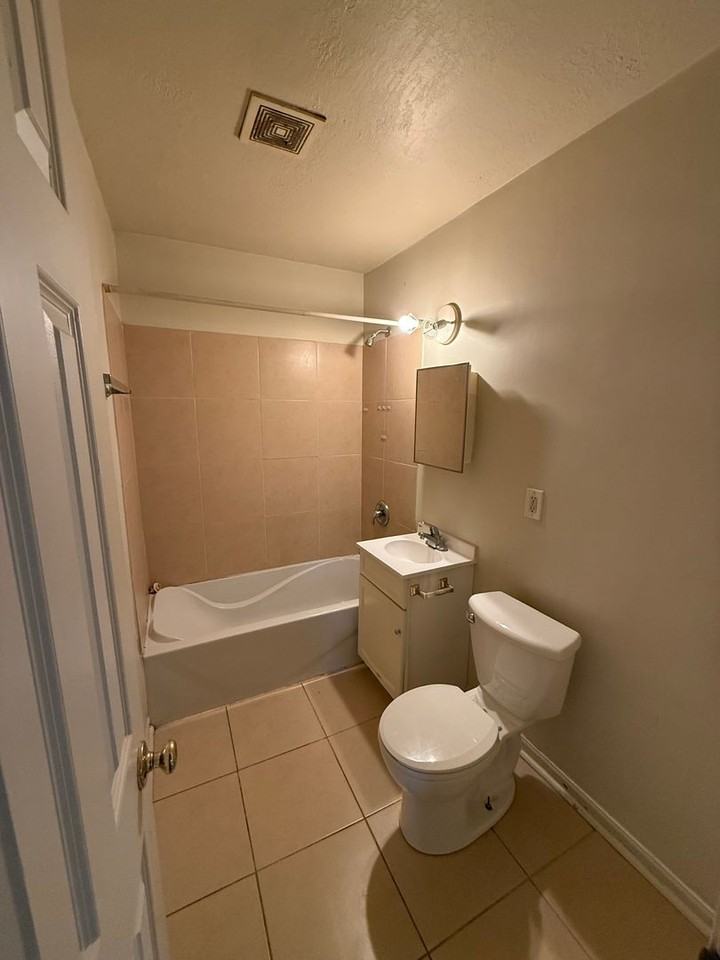 726 N Webster Cir W - Photo 3 of 5