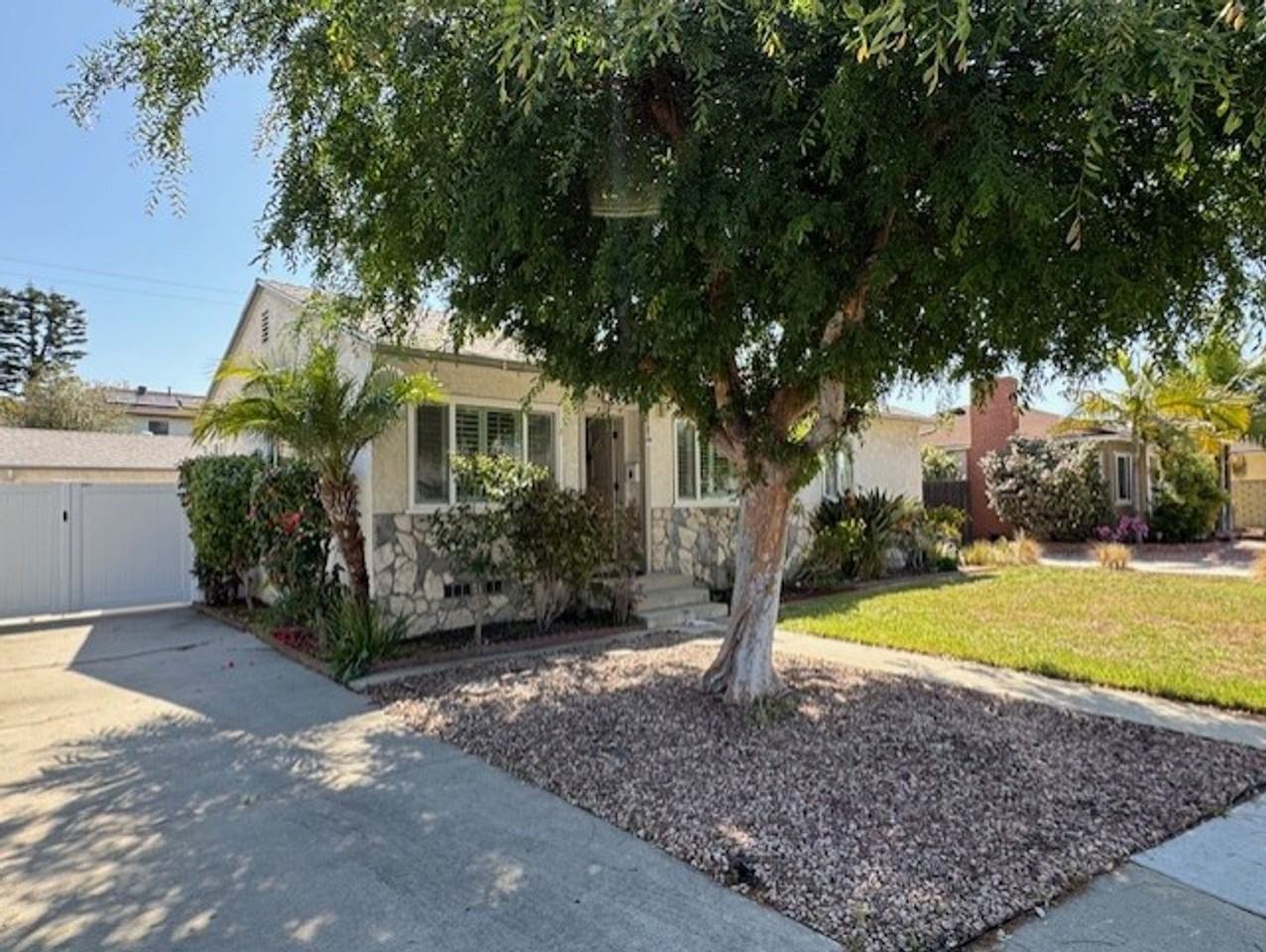 3664 Lomina Ave - Photo 3 of 44
