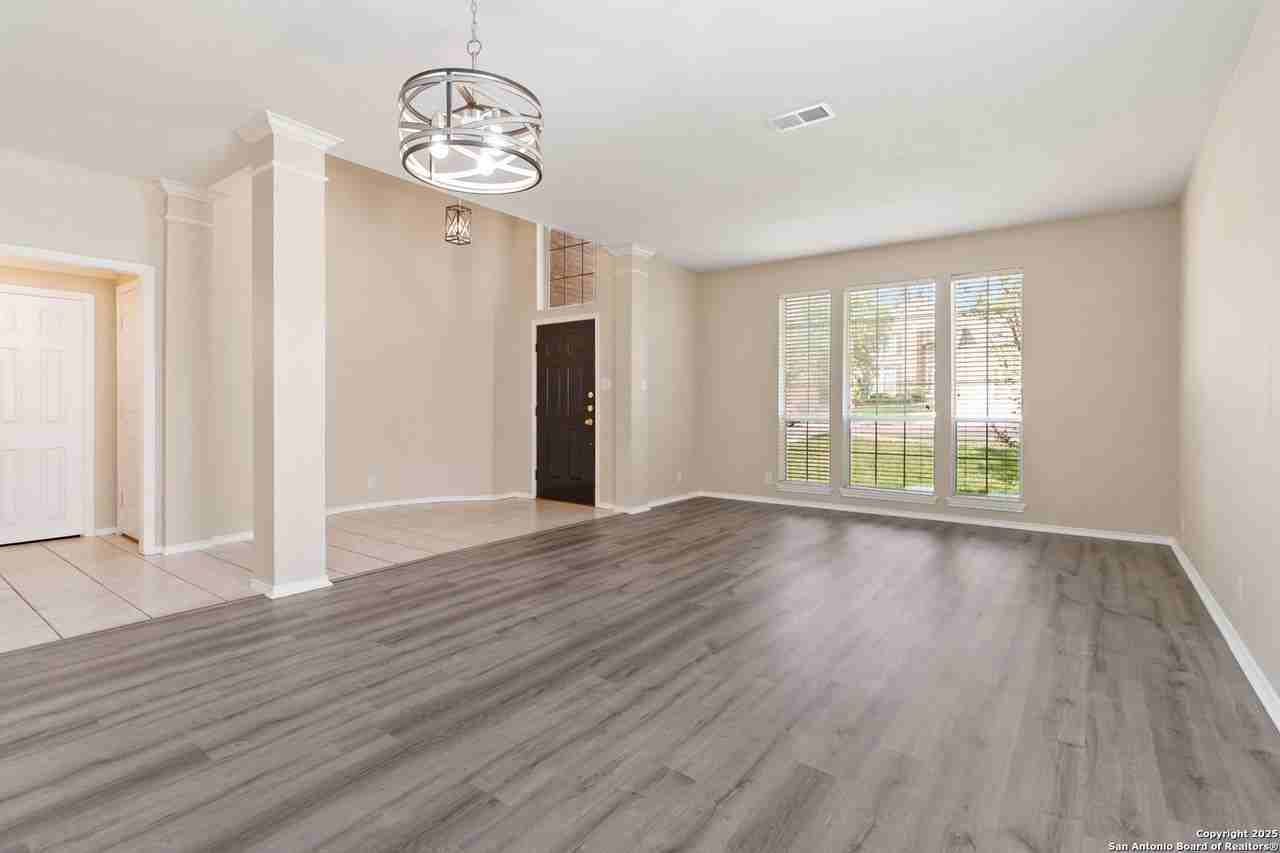 18611 Surreywood - Photo 3 of 17