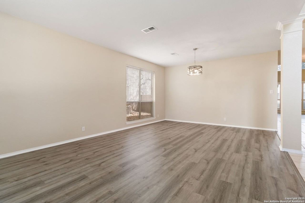 18611 Surreywood - Photo 4 of 17