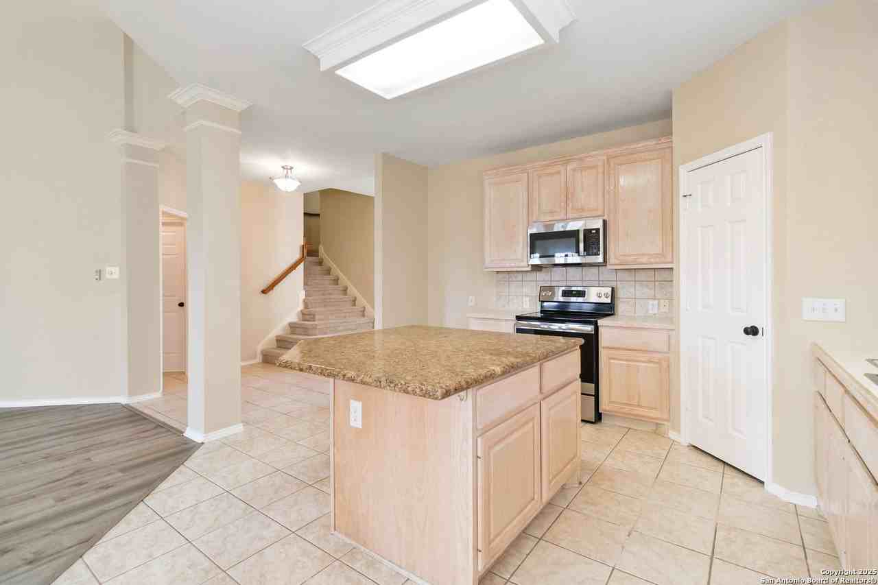 18611 Surreywood - Photo 7 of 17