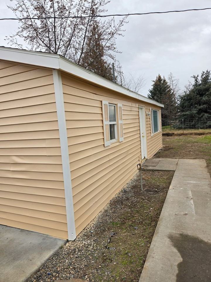 860 S Main St - Photo 2 of 31