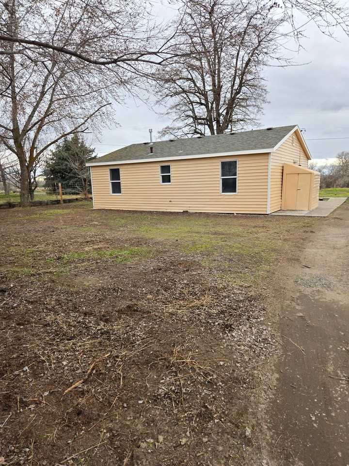 860 S Main St - Photo 3 of 31