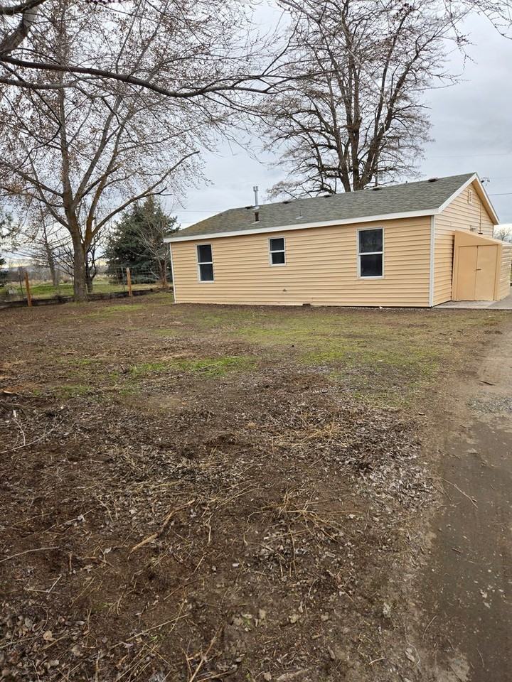 860 S Main St - Photo 4 of 31