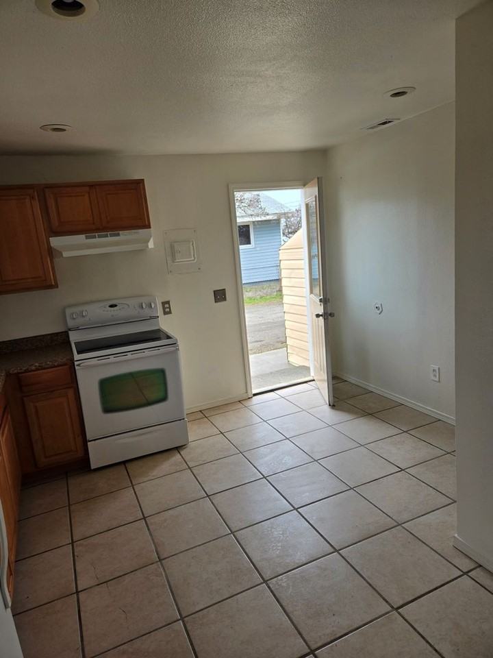 860 S Main St - Photo 6 of 31