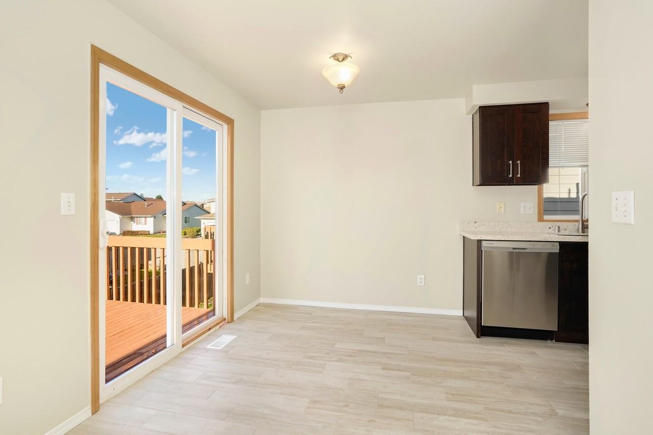 16416 41st Ave Ne - Photo 5 of 13