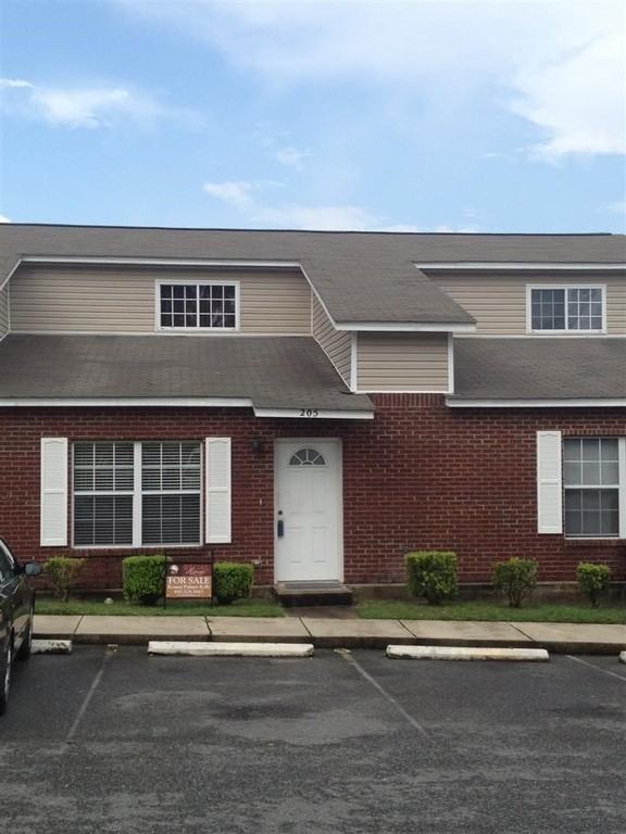 Spacious 3 Bedroom, 3 bath Townhouse! - Photo 2 of 15