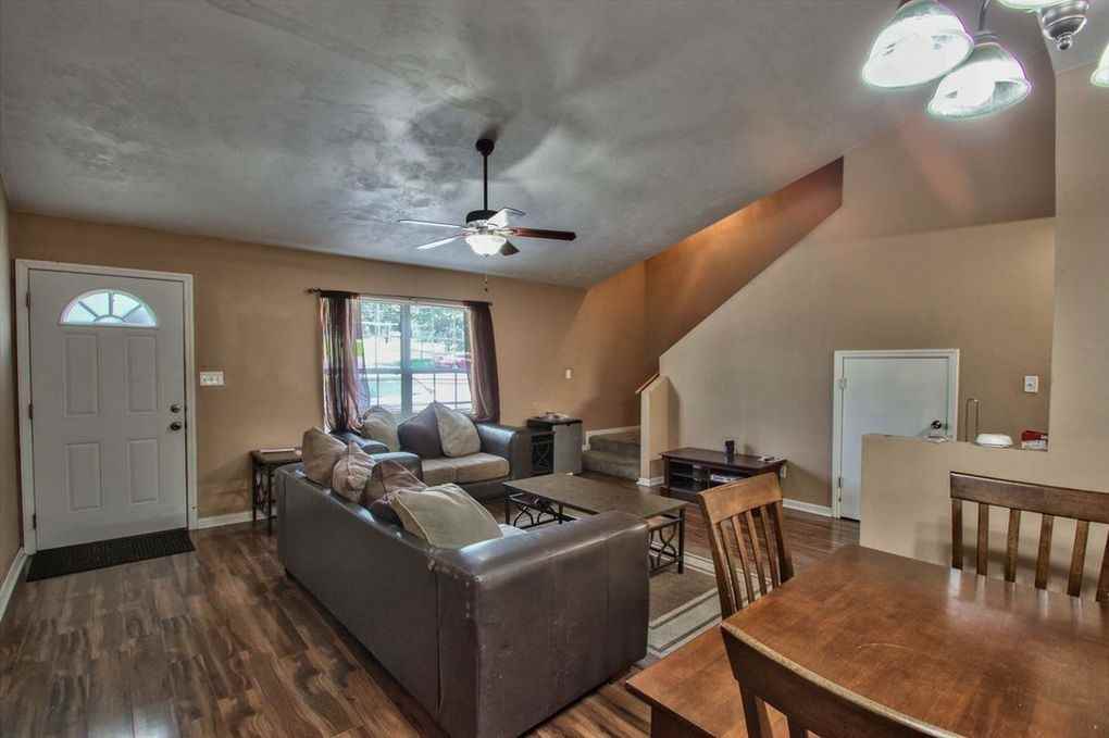Spacious 3 Bedroom, 3 bath Townhouse! - Photo 3 of 15