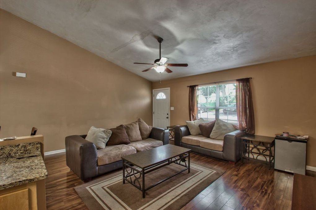 Spacious 3 Bedroom, 3 bath Townhouse! - Photo 4 of 15