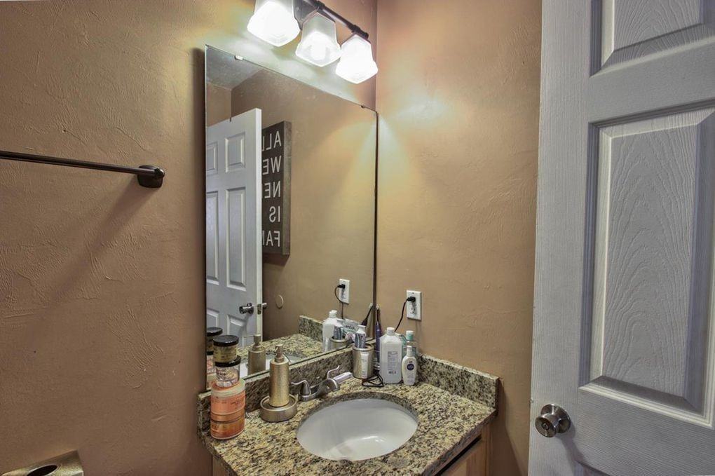 Spacious 3 Bedroom, 3 bath Townhouse! - Photo 5 of 15