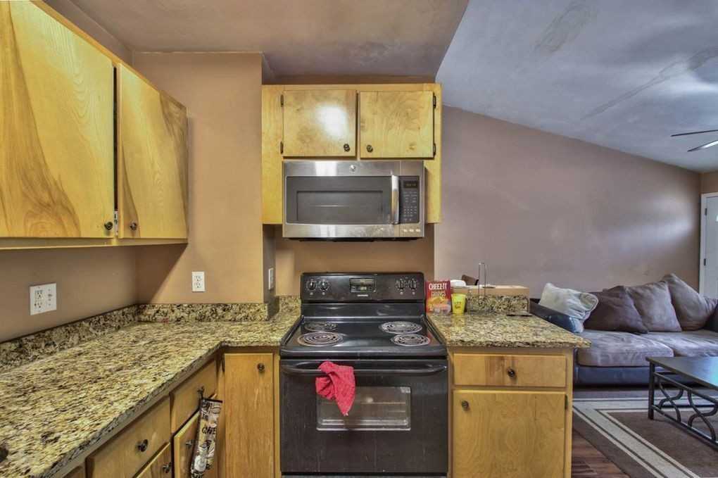 Spacious 3 Bedroom, 3 bath Townhouse! - Photo 6 of 15