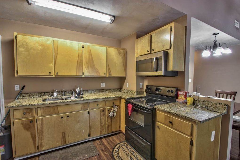 Spacious 3 Bedroom, 3 bath Townhouse! - Photo 7 of 15