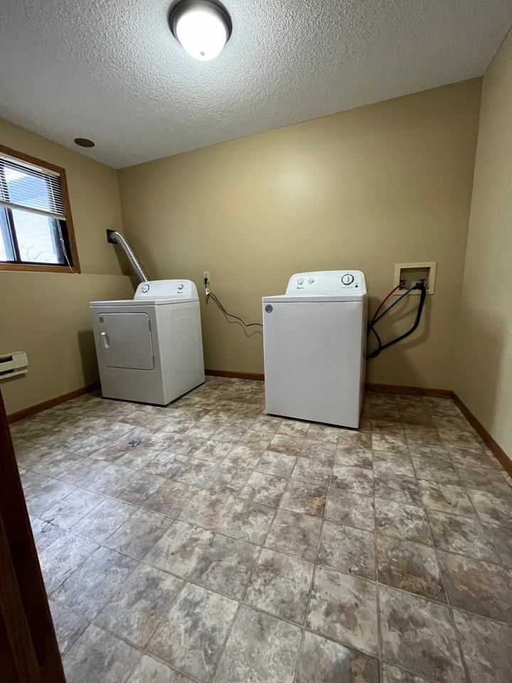 1322 Devney Dr - Photo 3 of 18