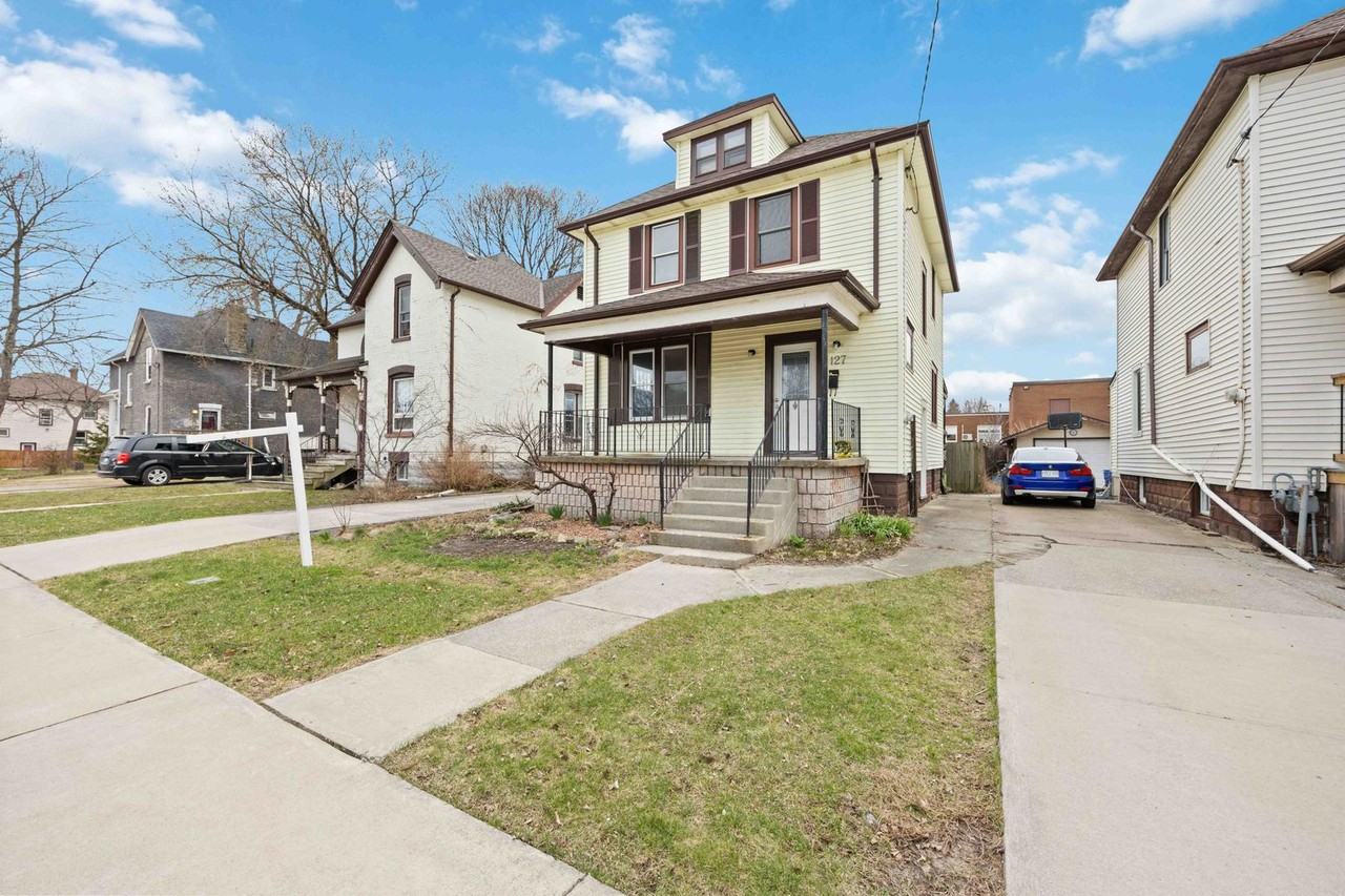 127 Richard St - Photo 3 of 48