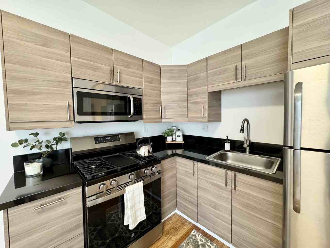 Live in the heart of Silver Lake at 1101 Westerly Terrace - Photo 6 of 34