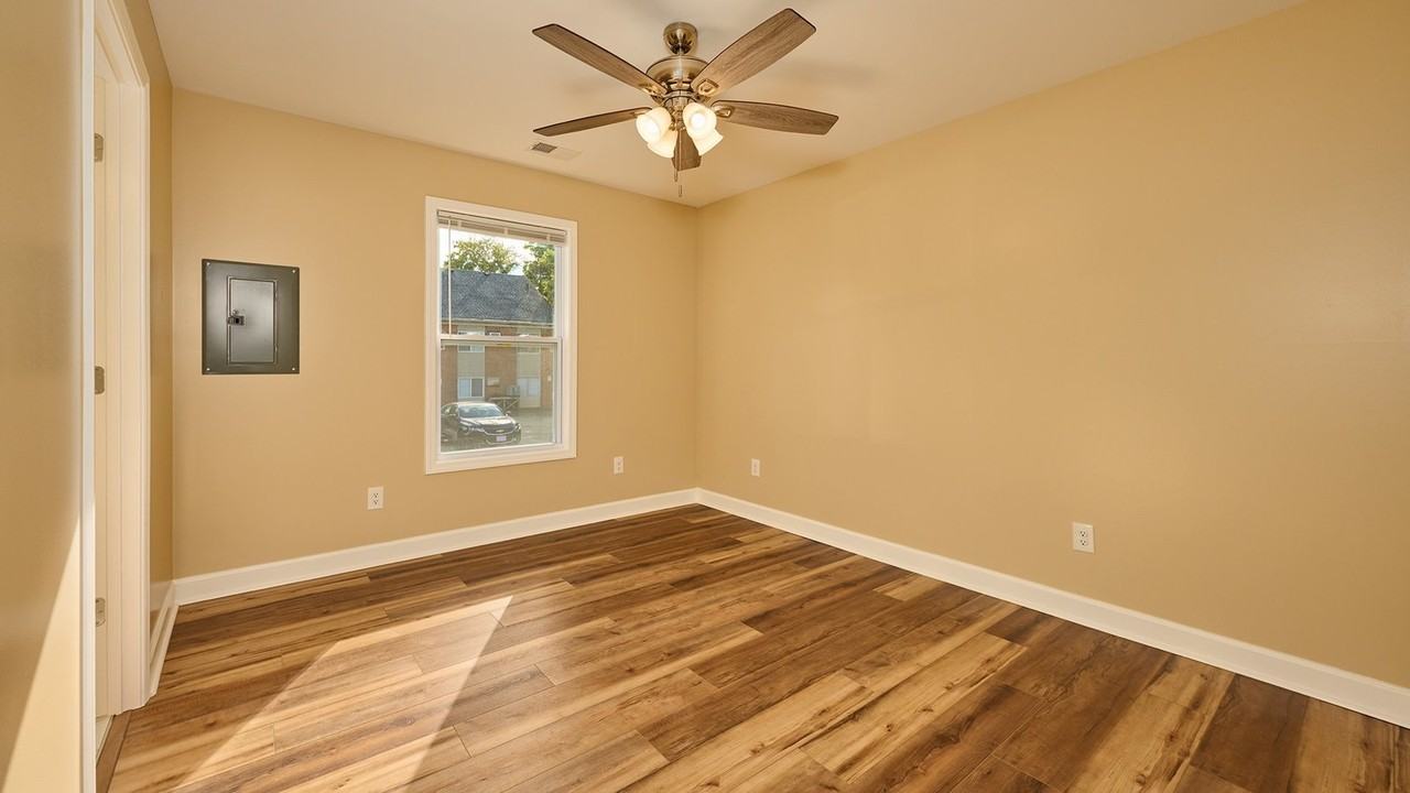 361 Crescent Dr Unit 12 - Photo 4 of 9