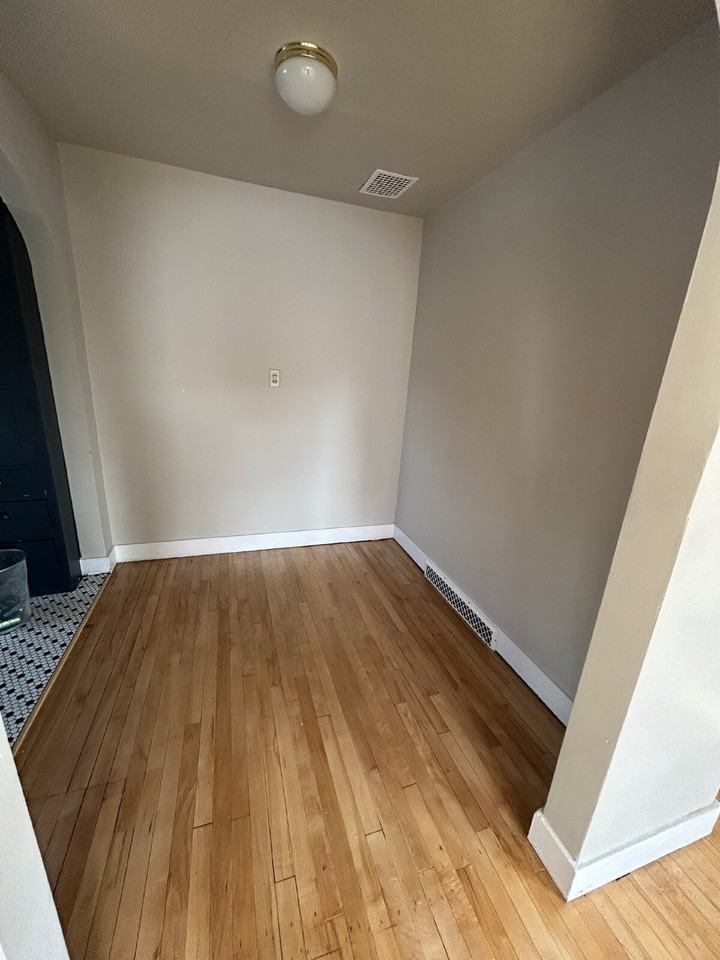 107 Elizabeth St Apt 4 - Photo 5 of 11