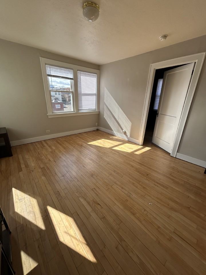 107 Elizabeth St Apt 4 - Photo 3 of 11