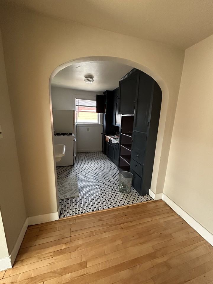 107 Elizabeth St Apt 4 - Photo 6 of 11