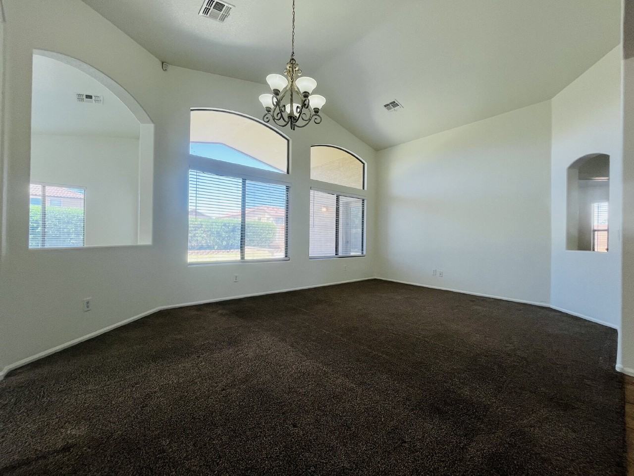 8202 S 47th Ave - Photo 5 of 36