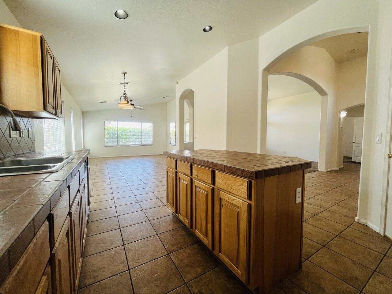 8202 S 47th Ave - Photo 6 of 36